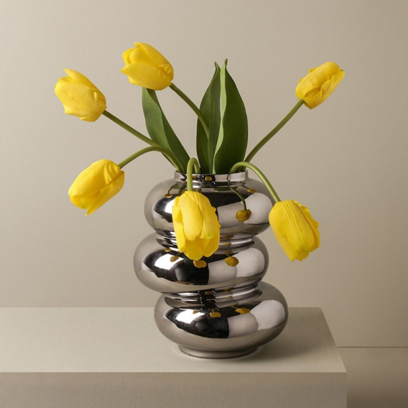 گلدان سرامیکی و گل مصنوعی